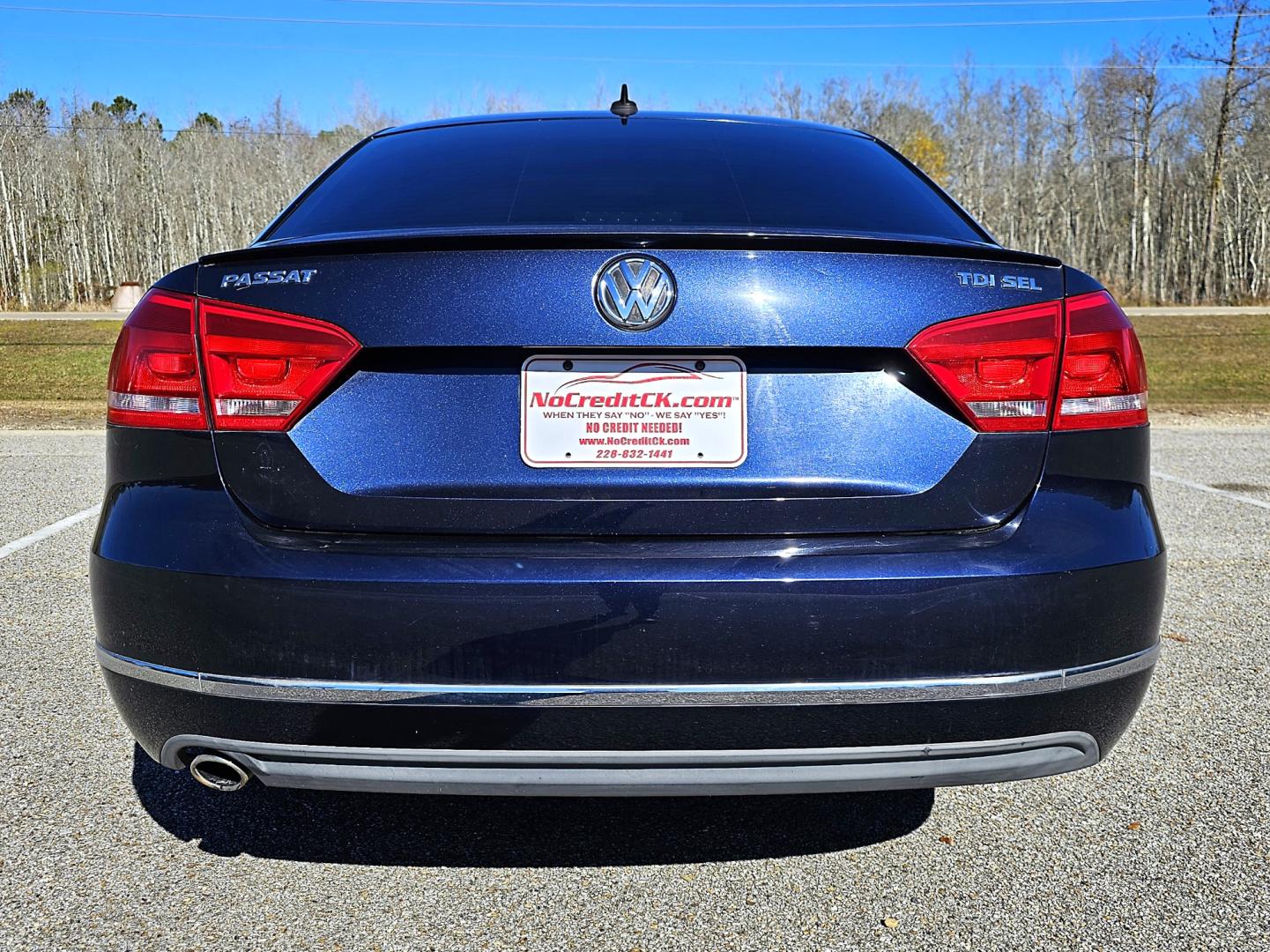 2012 Navy Blue Volkswagen Passat 2.0L TDI SE AT (1VWCN7A37CC) with an 2.0L L4 DIESEL engine, 6-Speed Automatic transmission, located at 18001 Kellogg Rd, Saucier, MS, 39574, (228) 832-1441, 39.421459, -76.641457 - Photo#7